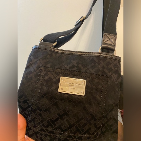 Tommy Hilfiger Bag🤓🤩 - Picture 4 of 5